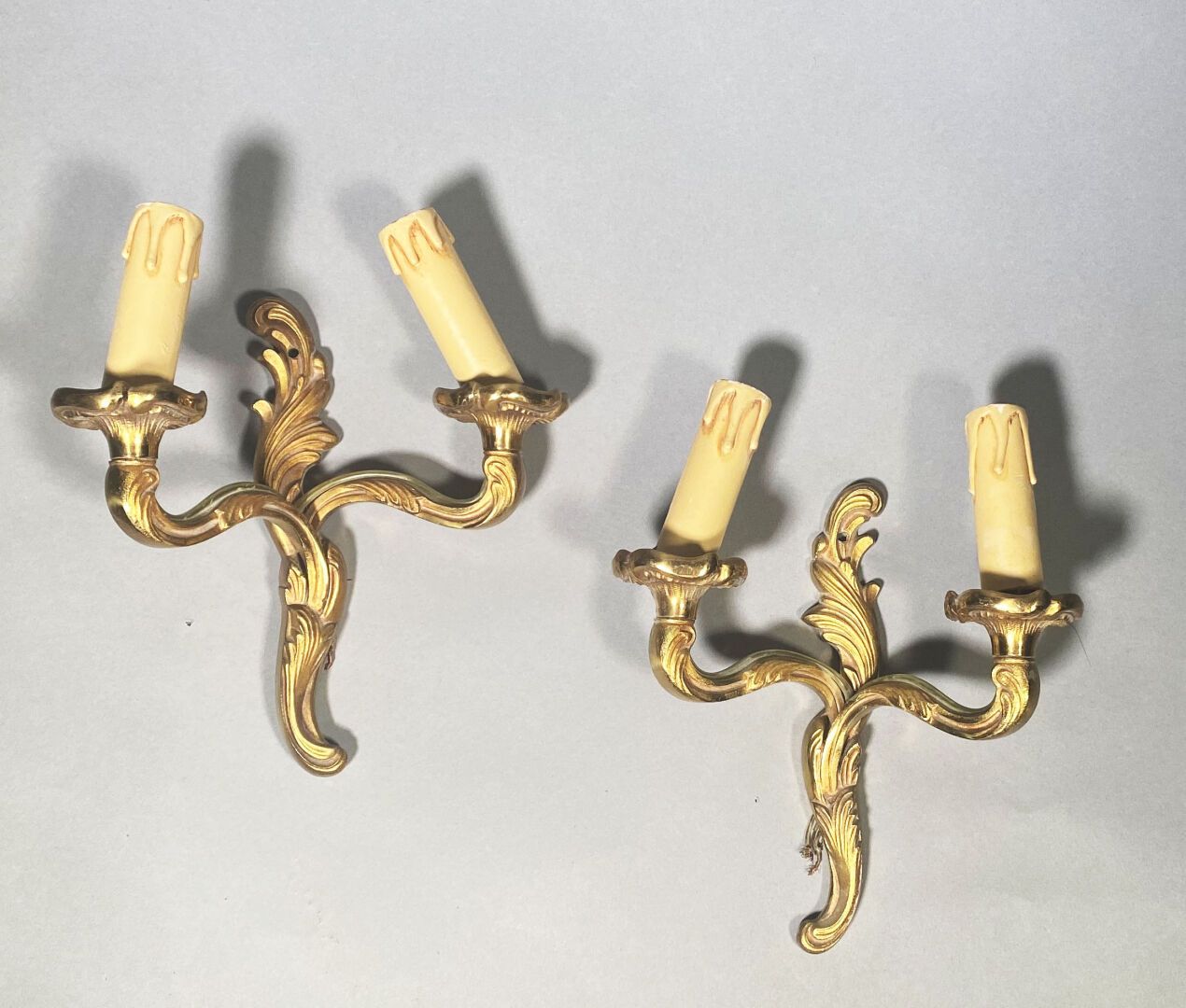 Null Paire d'appliques en bronze doré de style Rocaille, à deux bras de lumière.&hellip;