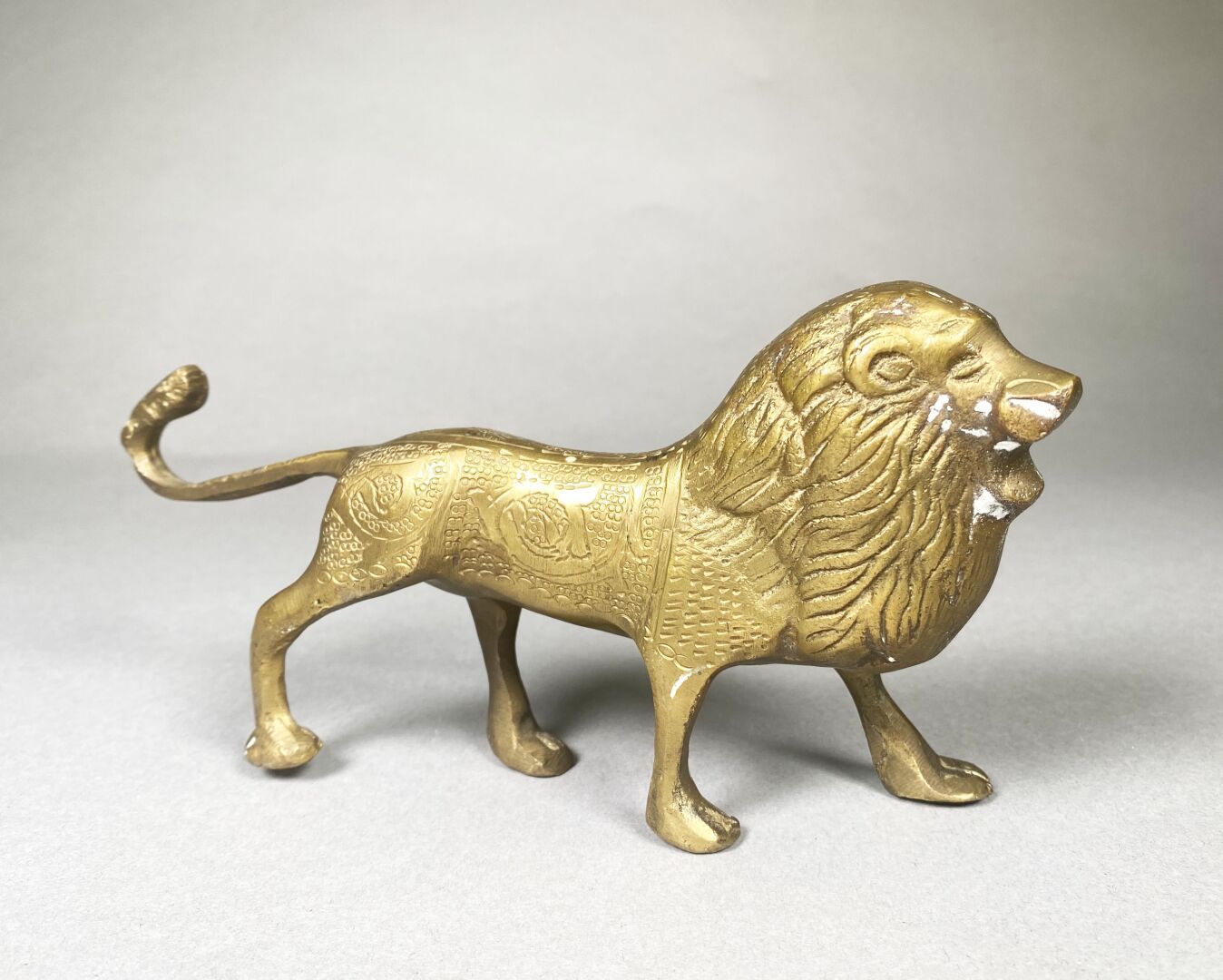 Null Löwe 
Proof aus vergoldeter und ziselierter Bronze.
10 x 19 x 4 cm