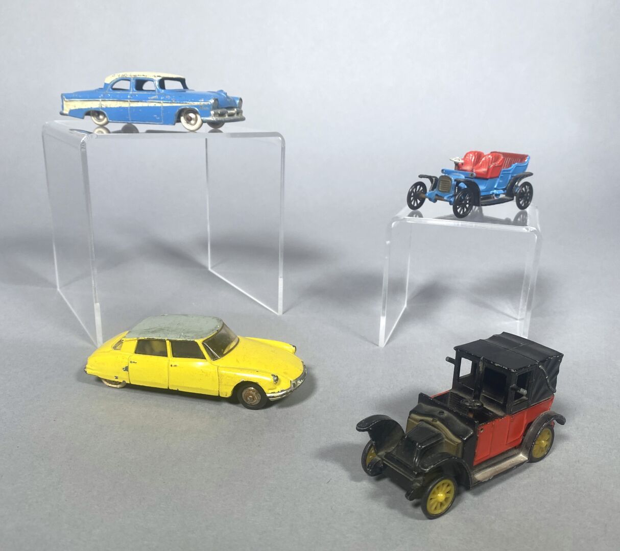 Null Lot of four vehicles :
- DINKY TOYS by MECCANO France, Citroën DS 19, Ref. &hellip;