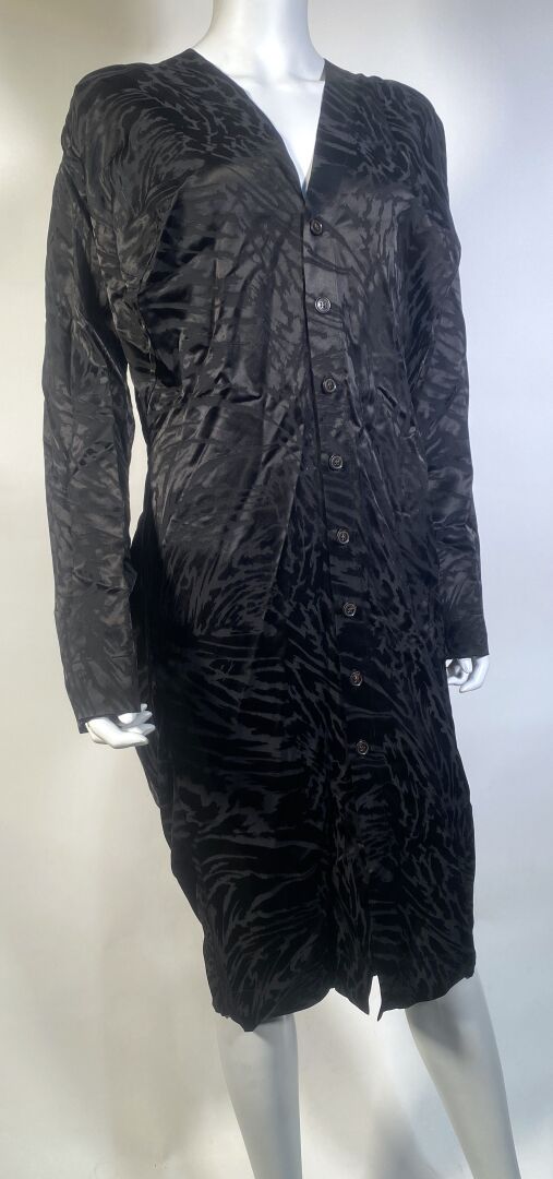 Null Vivienne WESTWOOD
Robe en tissu noir à motifs satinés. Ouvre sur le devant &hellip;