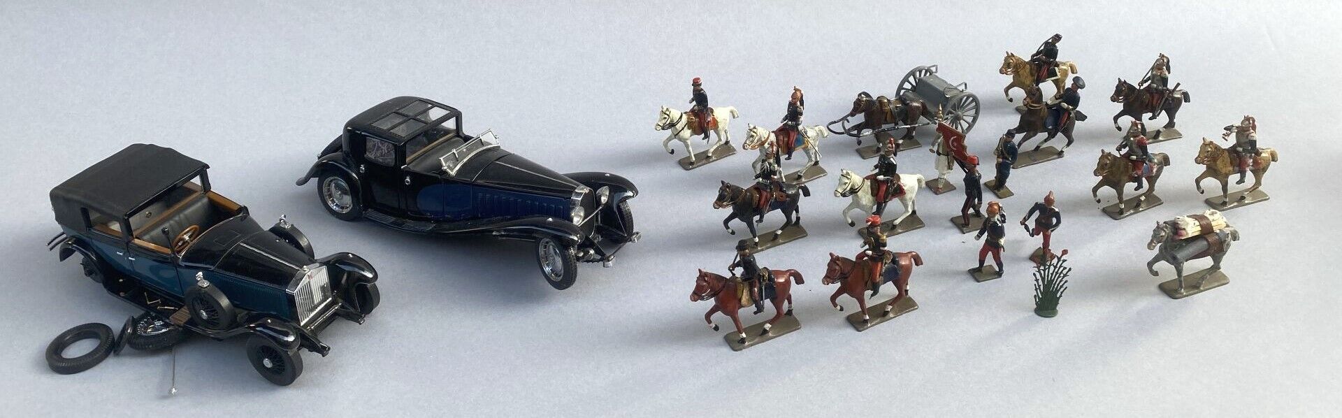 Null Lot including : 
Miniature Rolls Royce
Miniature Bugatti Royale
Set of toy &hellip;