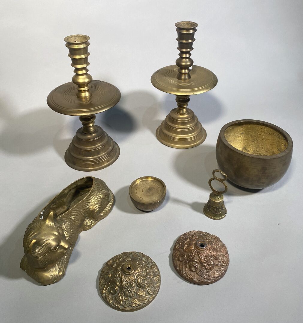 Null Lot bronzes comprenant : 
- une paire de bougeoirs
- deux boîtes ronde dont&hellip;