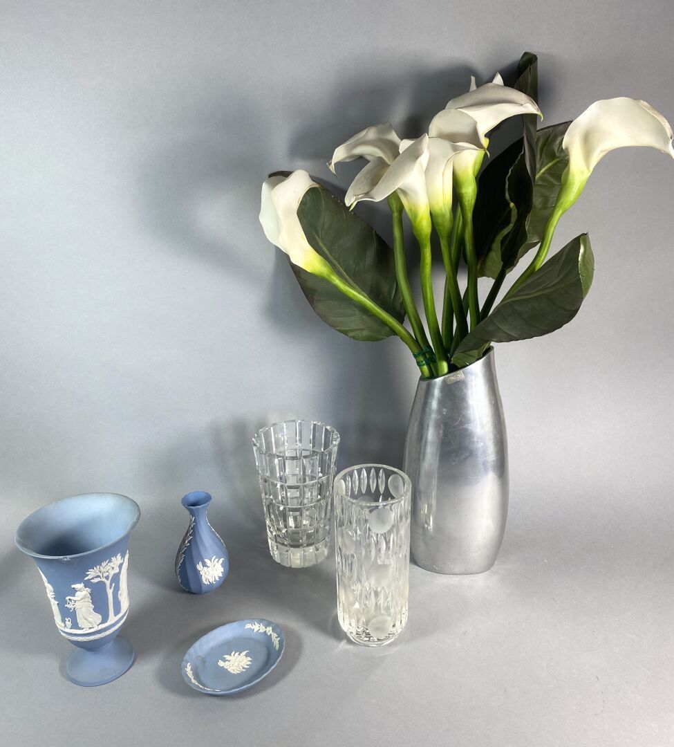 Null Lot de vases comprenant : 
- Vase en métal argenté Emilio ROLLA, H. 32 cm
-&hellip;