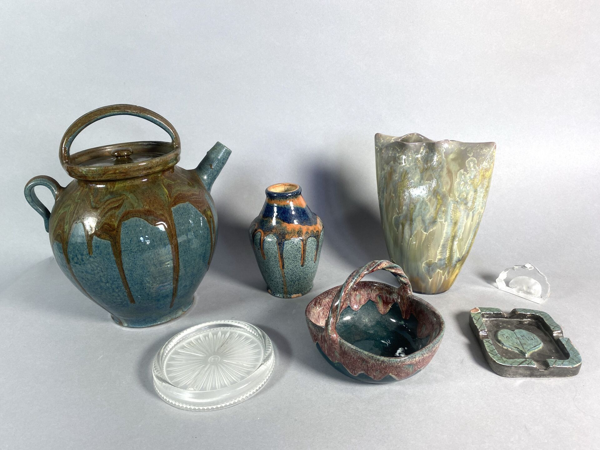 Null Lot of ceramics and miscellaneous. Some pieces signed. 
ATTENTION: Collecti&hellip;