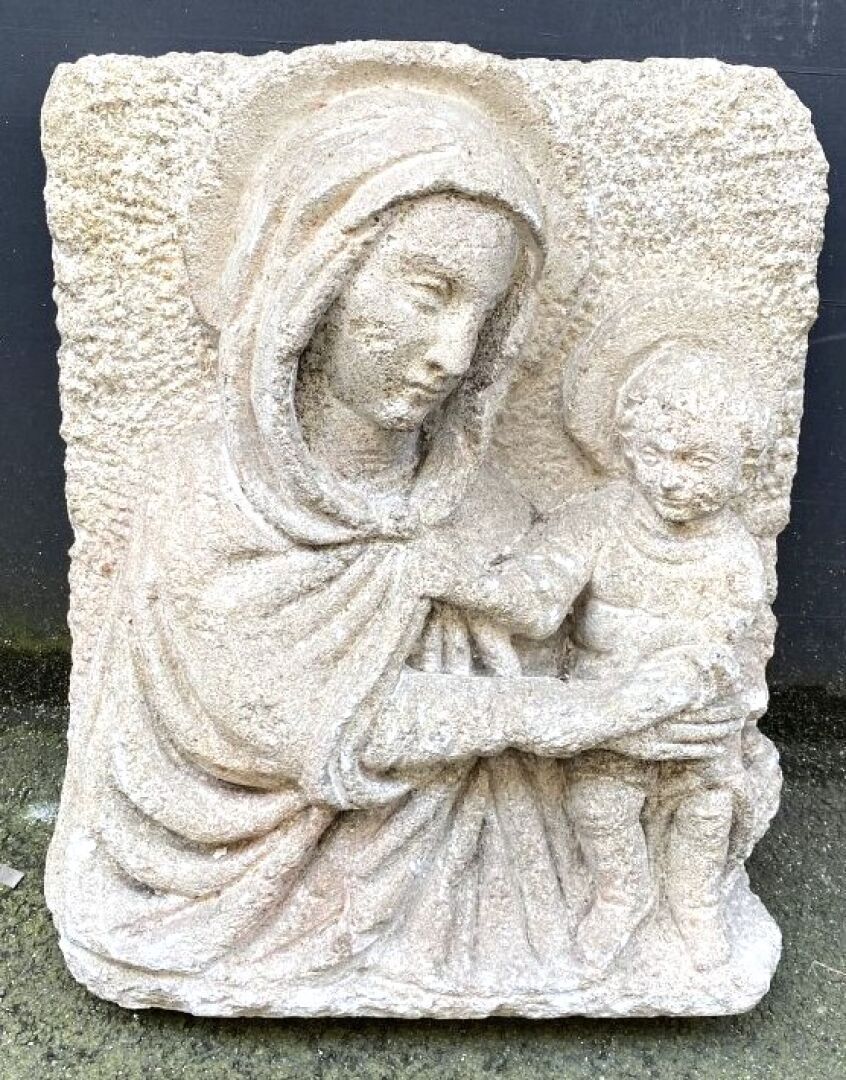 Null Bas-relief présentant une Vierge à l'Enfant en pierre reconstituée. 

Dans &hellip;
