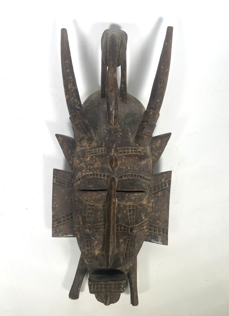 Null SENOUFO, Costa de Marfil
Dos máscaras "Kpelie" de madera tallada
Obra moder&hellip;