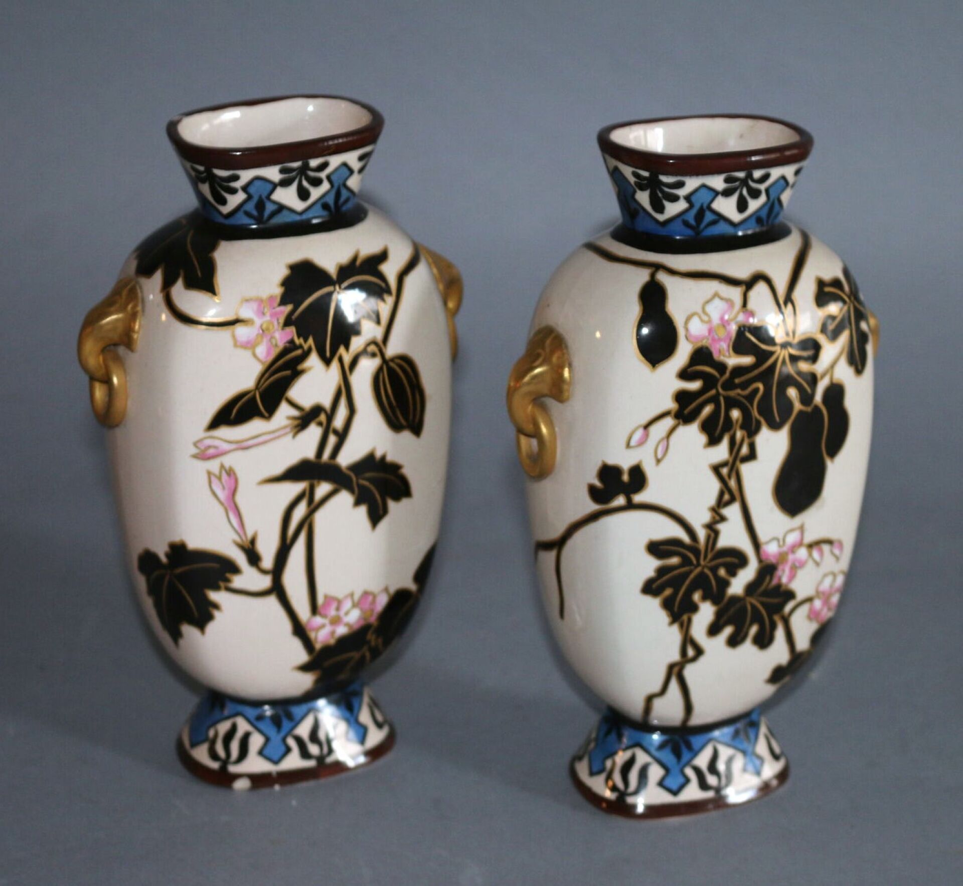 Null SARREGUEMINES - Paire de vases en faïence émaillée et dorée à décor floral &hellip;