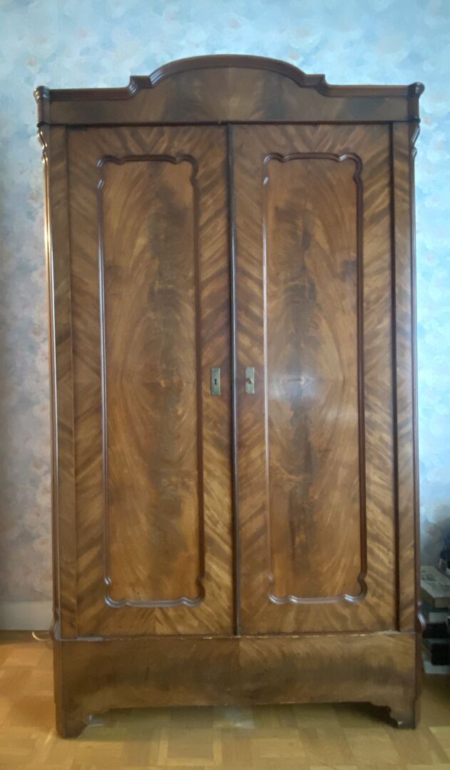 Null Armoire en bois de placage ouvrant par deux portes.

185 x 103 x 48 cm 
ATT&hellip;