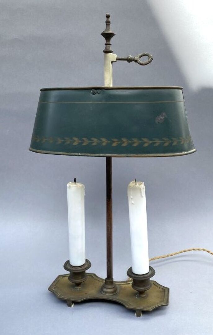 Null Lampe bouillotte à deux lumières en bronze et tôle laquée vert.
Montée à l'&hellip;