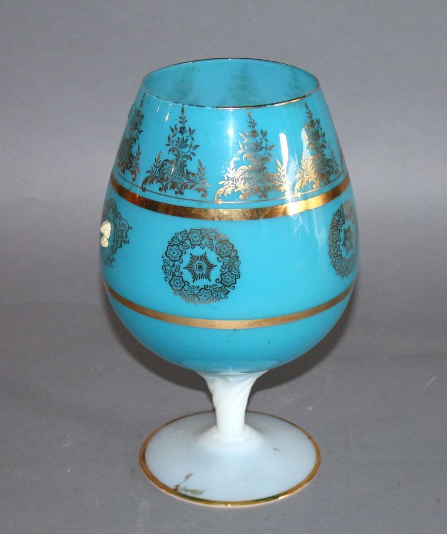 Null Vase en opaline bleue et blanche à dcor doré agrémenté de camés figurant de&hellip;