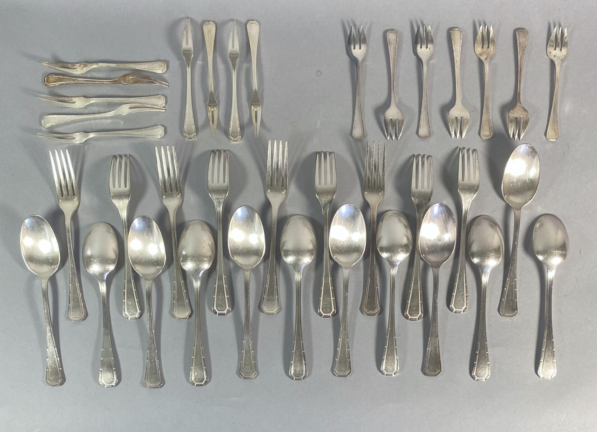 Null ALFENIDE
Partie de ménagère en métal argenté comprenant : 
- 9 fourchettes &hellip;