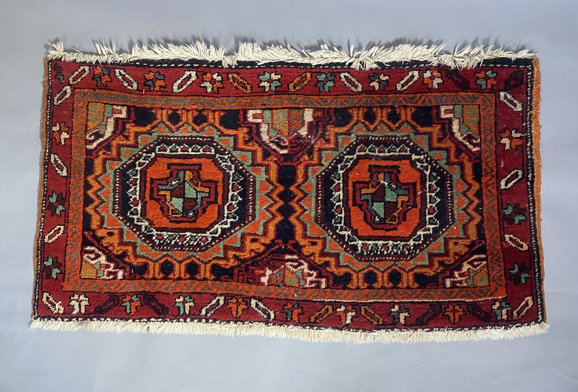 Null Petit tapis oriental à motifs géométriques sur fond rouge.

97 x 53 cm 
ATT&hellip;