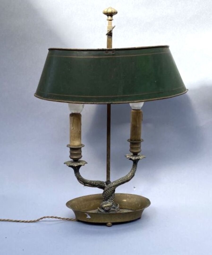 Null Lampe bouillotte à deux lumière soutenue par deux dauphins, en bronze et ta&hellip;