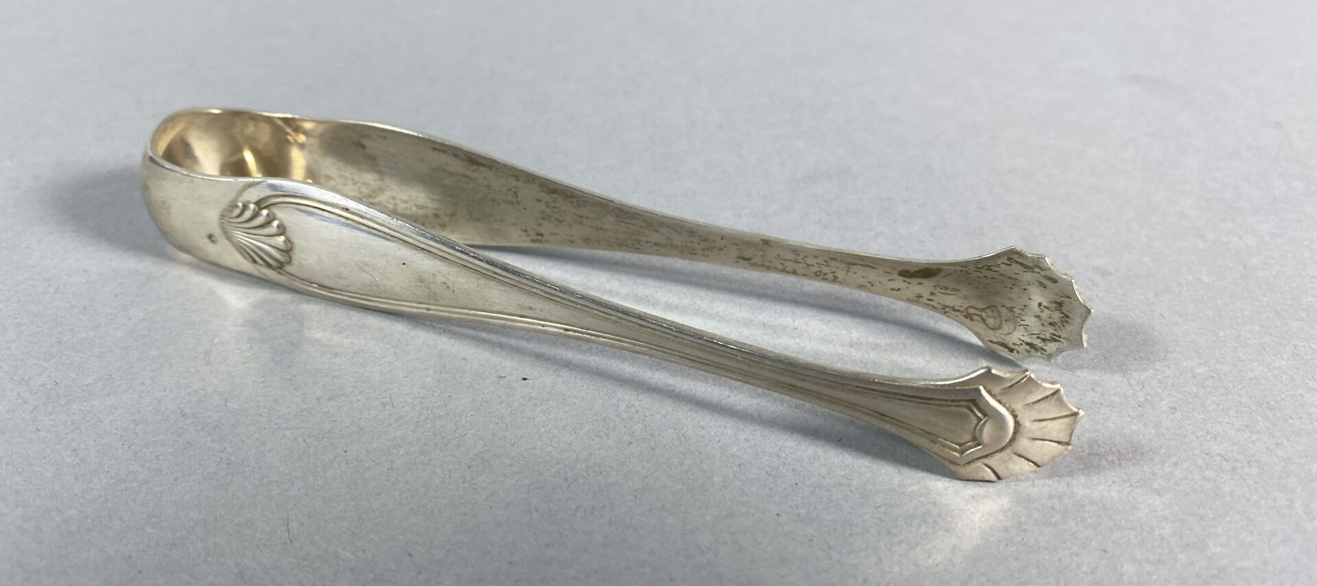 Null Silver sugar tongs
Weight : 34,15 g 
ATTENTION: Collection of this lot by a&hellip;