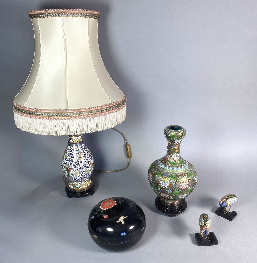 Null CHINE - Lot comprenant : 
- Vase cloisonné, monté en lampe, H. Avec la doui&hellip;