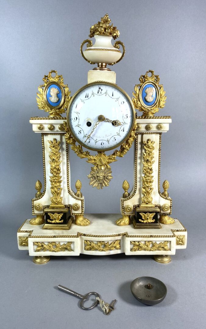 Null Portico clock in marble and gilt bronze adorned with two enamel plaques in &hellip;