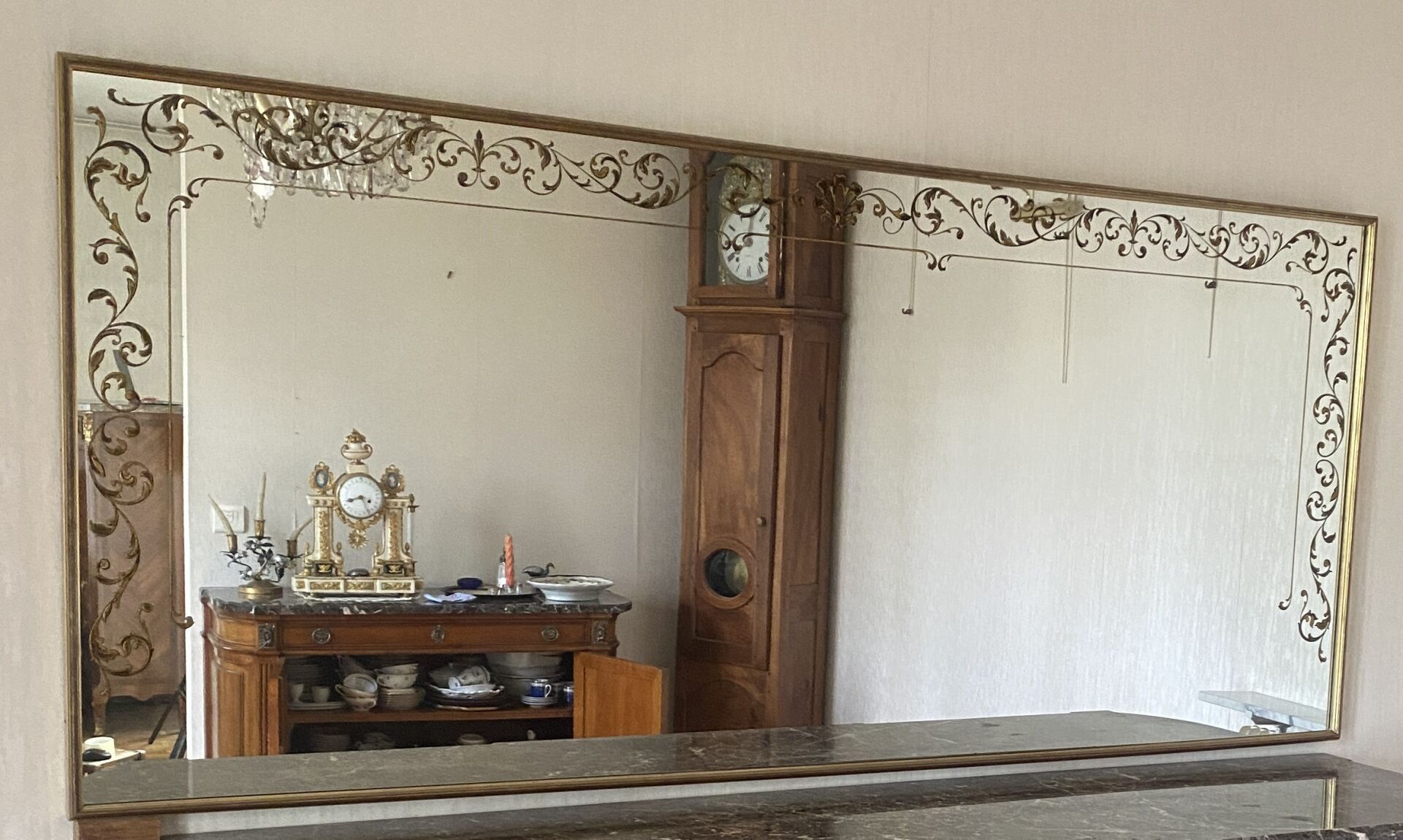 Null Miroir rectangulaire en verre églomisé à décors de rinceaux. 
XXe 
83 x 188&hellip;