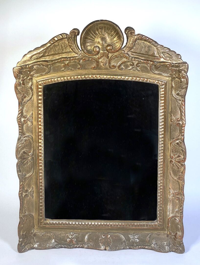 Null Miroir biseauté dans un cadre en bois doré et sculpté. Le fronton surmonté &hellip;