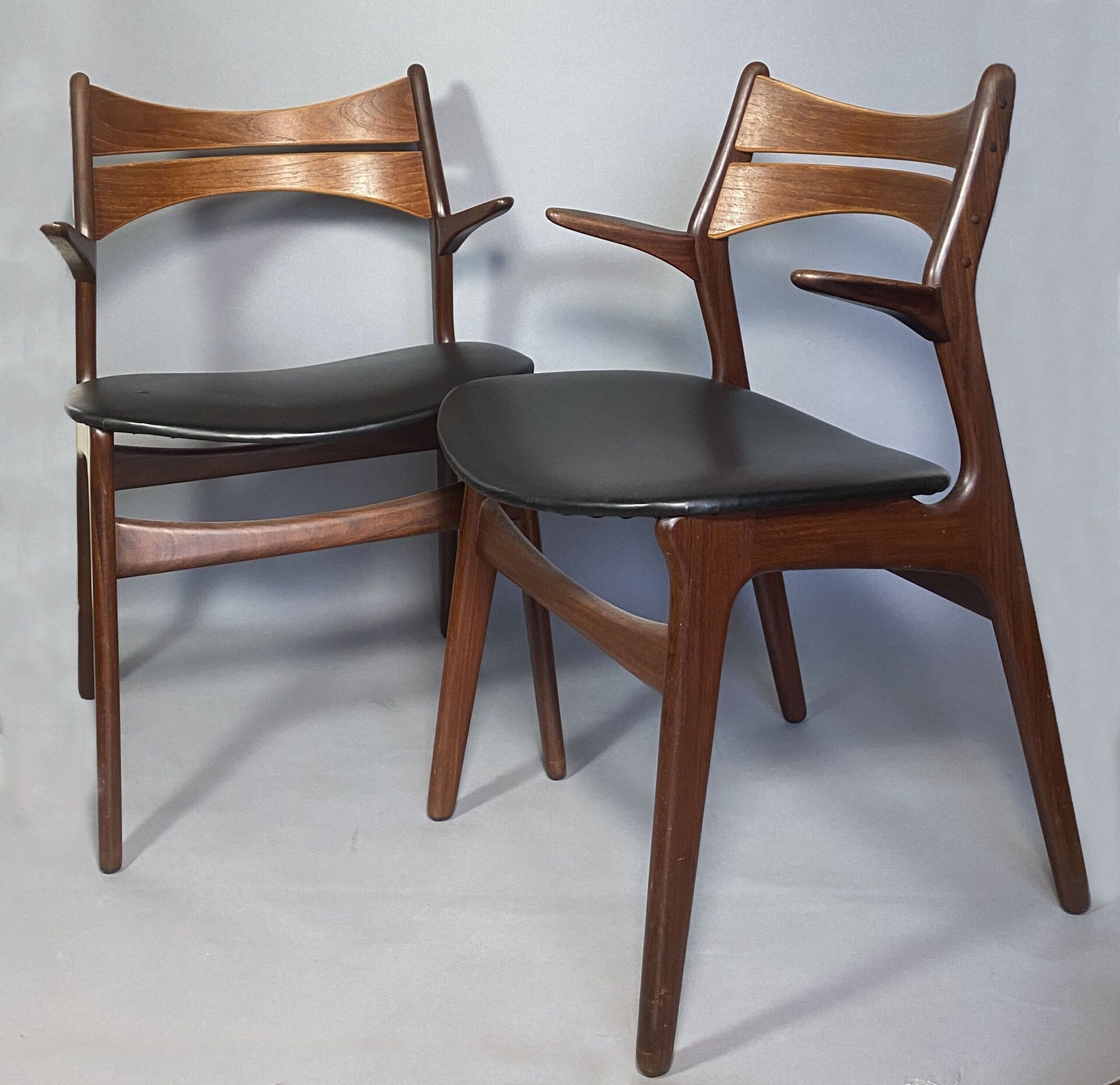 Null Erik BUCH (1923-1982)

Coppia di sedie in legno naturale. 

Seduta flottant&hellip;