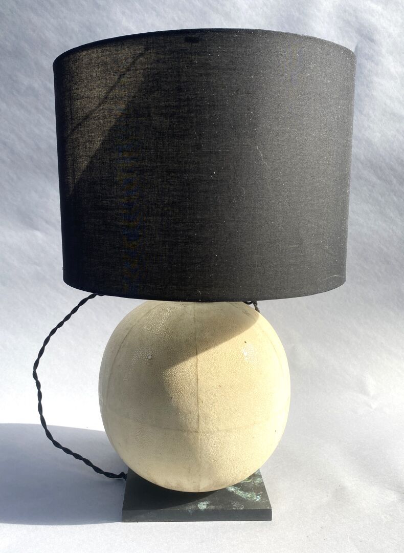 Null Alexander LAMONT (Ed. LAMONT) - Lampe « Globe Lamp » en galuchat sur une ba&hellip;