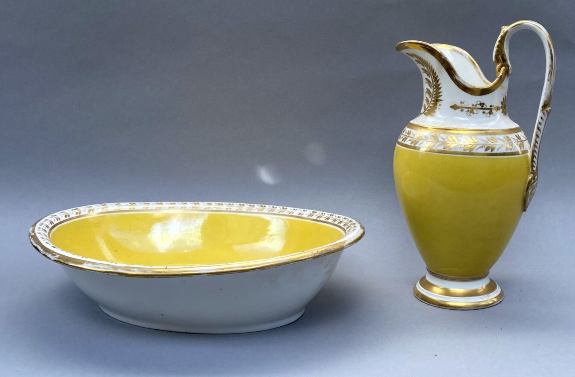 Null Paris - Aiguière et son bassin en porcelaine émaillée jaune et or à décor d&hellip;