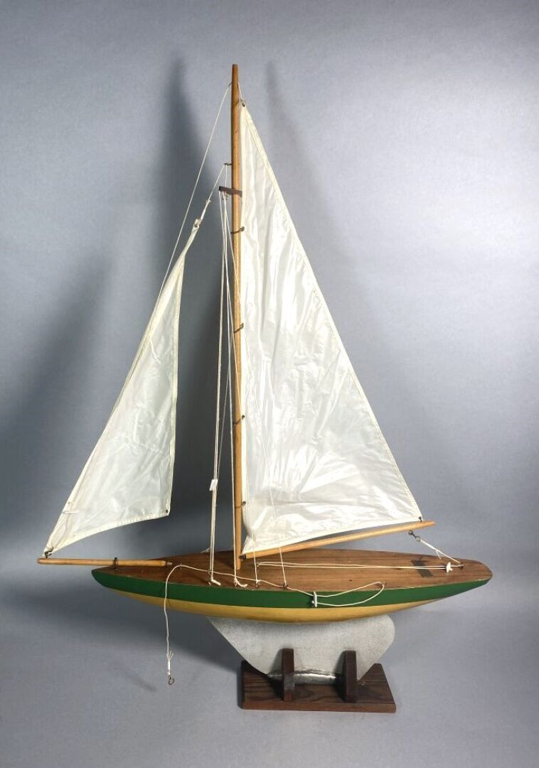 Null Maquette de voilier de bassin avec gréements, voiles et ber, porte une étiq&hellip;