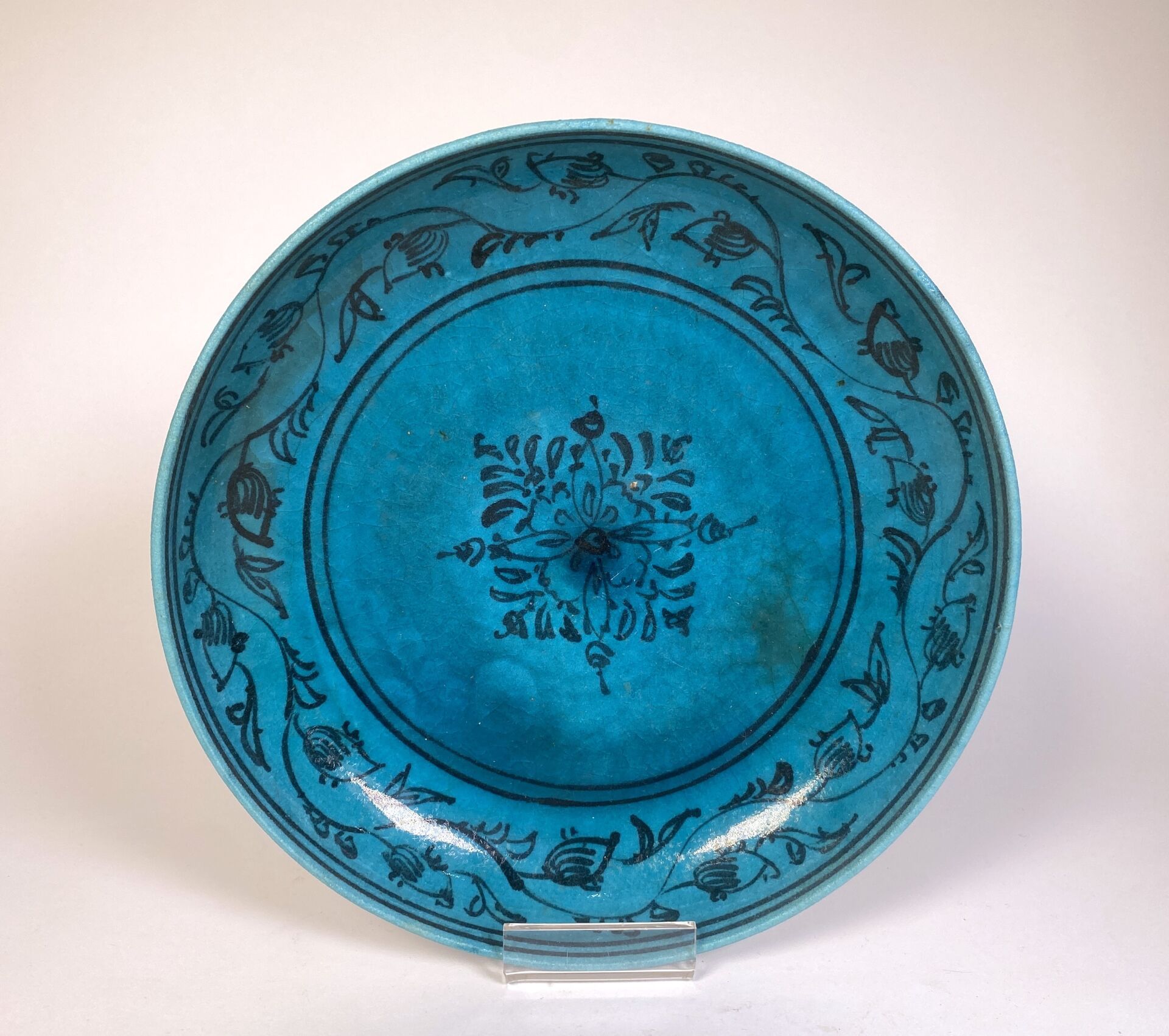 Null Kandjar dish with blue glaze.

Iran, early 20th century.

Dim: 6 (h) x 23 (&hellip;