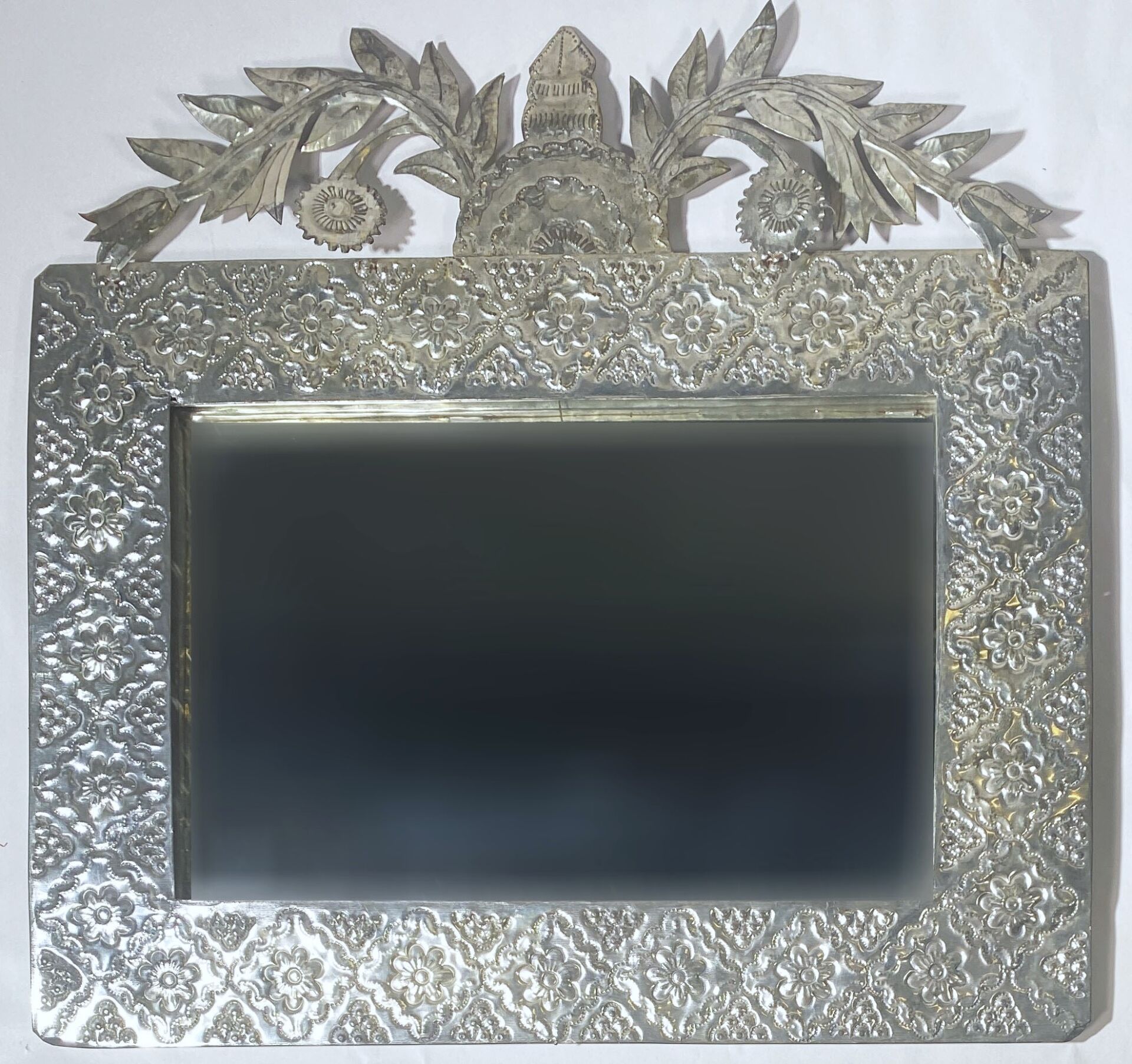 Null Miroir, le cadre en métal argenté repoussé
Mexique, XXème siècle
57 x 58 cm&hellip;