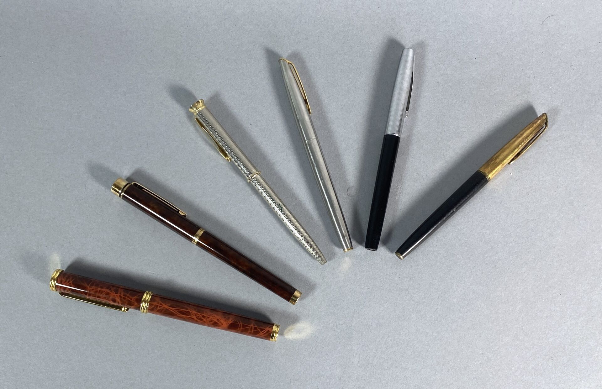 Null Lot de 6 stylos comprenant : 
- Trois WATERMANN dont deux la plume en or 18&hellip;