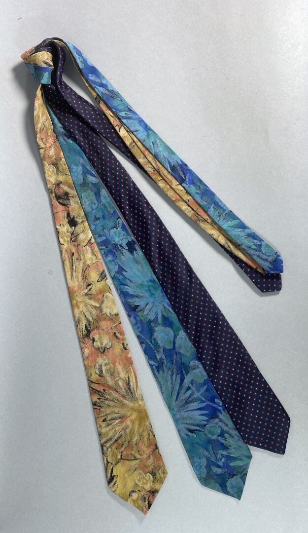 Null Lot de trois cravates en soie comprenant Nina RICCI, Pierre CARDIN 
ATTENTI&hellip;
