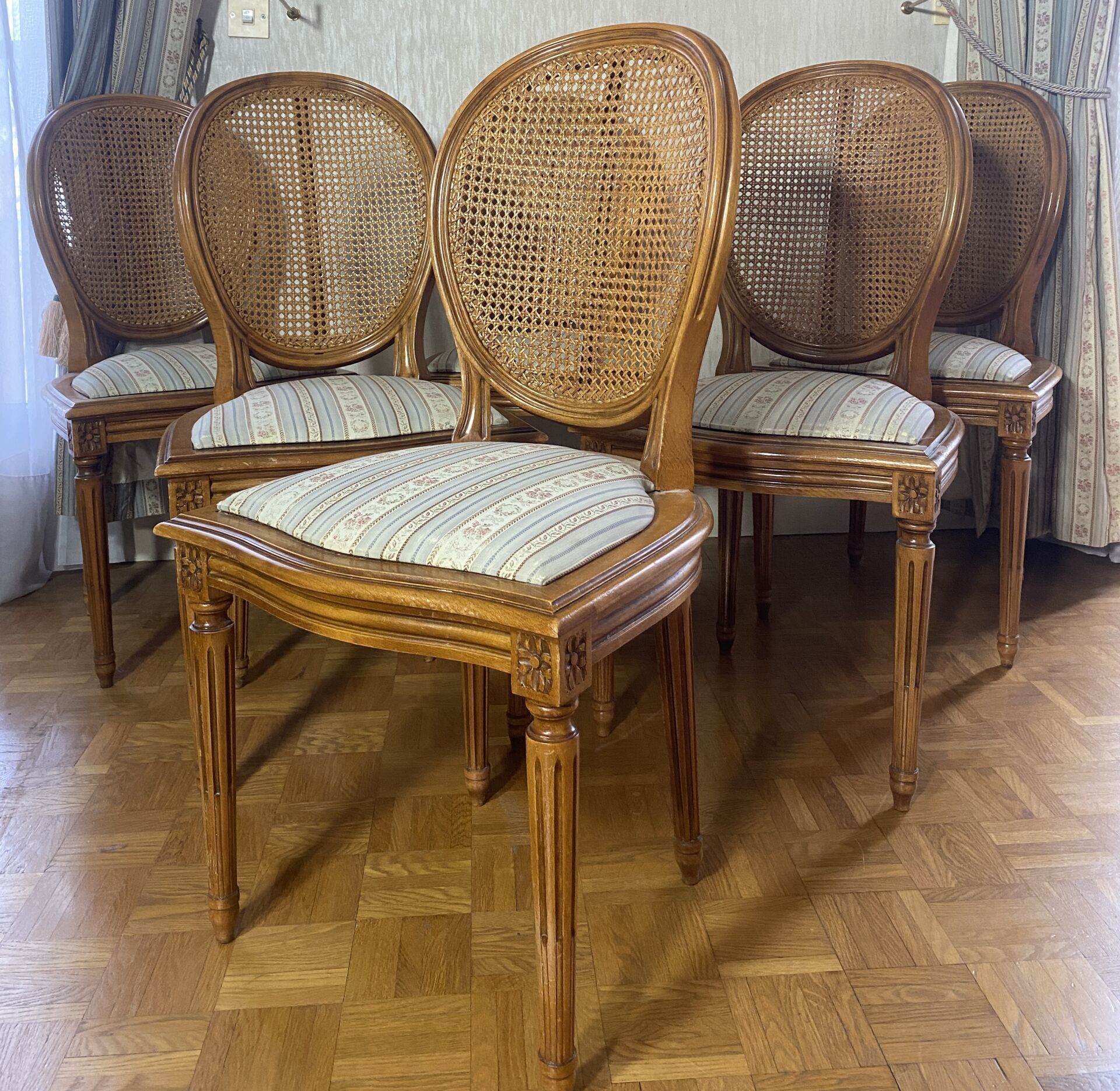 Conjunto de seis sillas de caña en madera natural con re… | Drouot.com