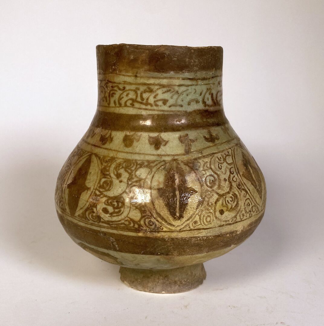 Null Vaso con decorazione a lustro metallico su piedistallo troncoconico, con co&hellip;