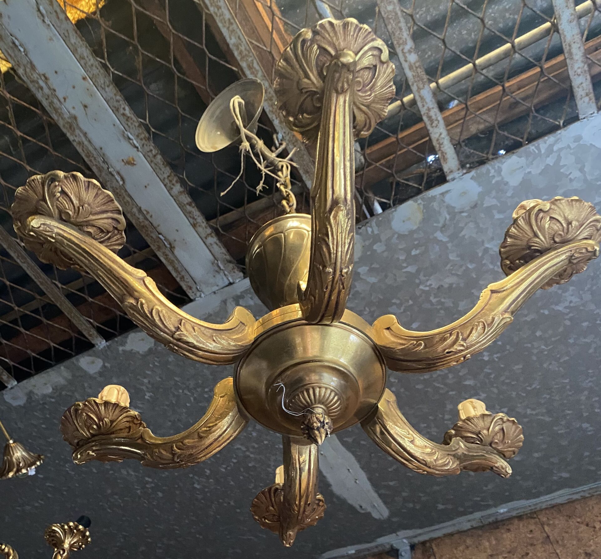 Null Lustre en bronze doré à six bras de lumière

Hauteur sans la chaîne : 47 cm&hellip;