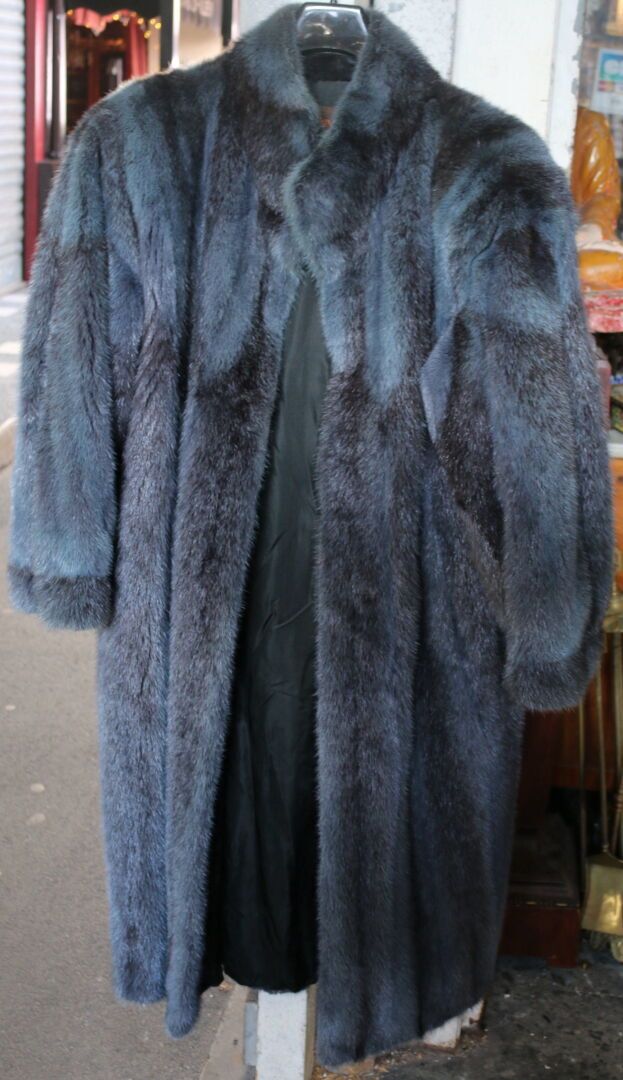Null YVES SAINT LAURENT - Manteau en vison teinté bleu. Porte une étiquette « Yv&hellip;