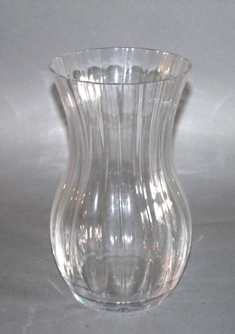 Null DAUM - Vase de forme balustre à motifs de godrons en cristal. Signé DAUM. H&hellip;