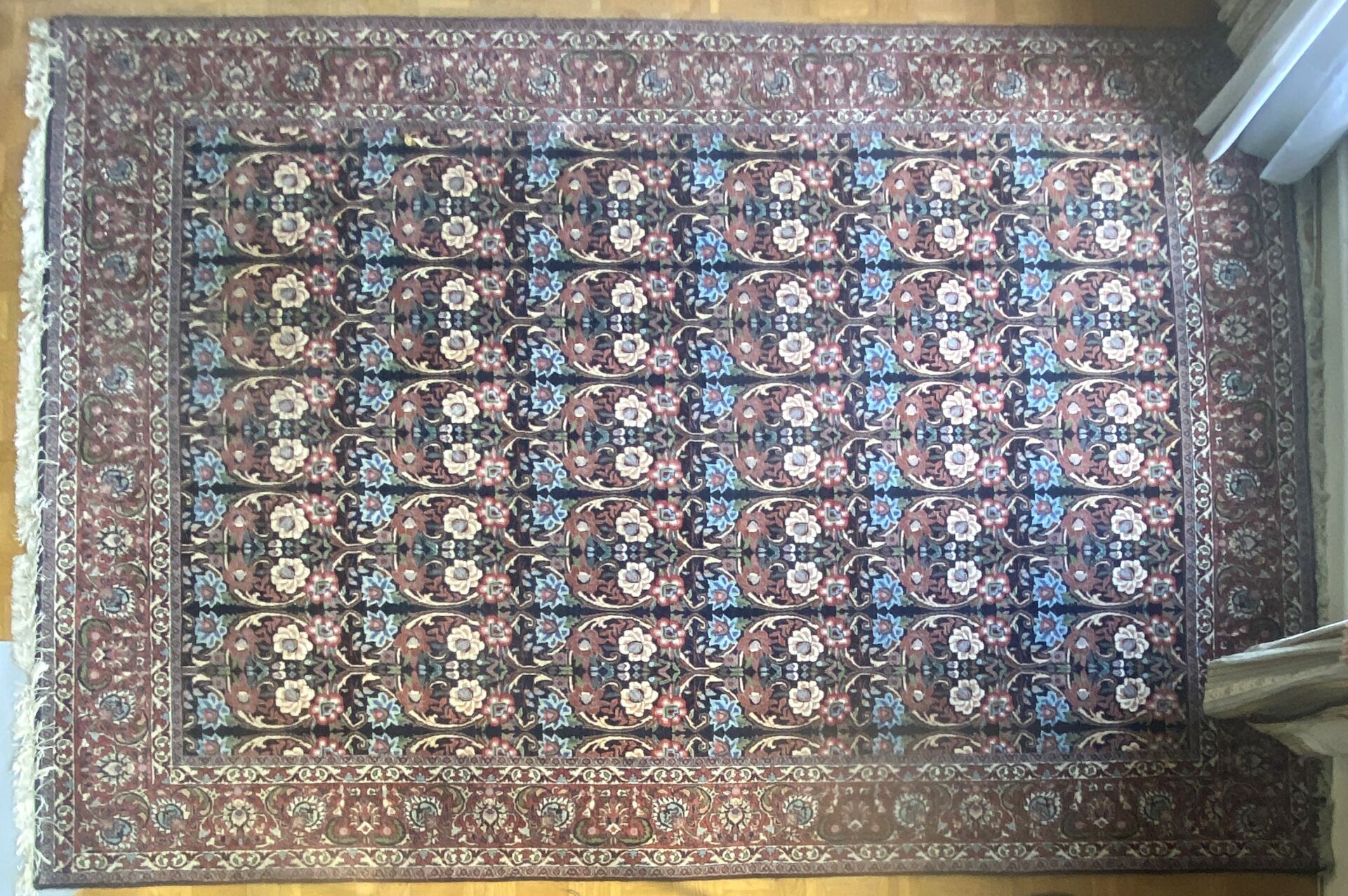 Null Tapis oriental à motifs floraux.

295 x 205 cm 
ATTENTION : Le retrait de c&hellip;