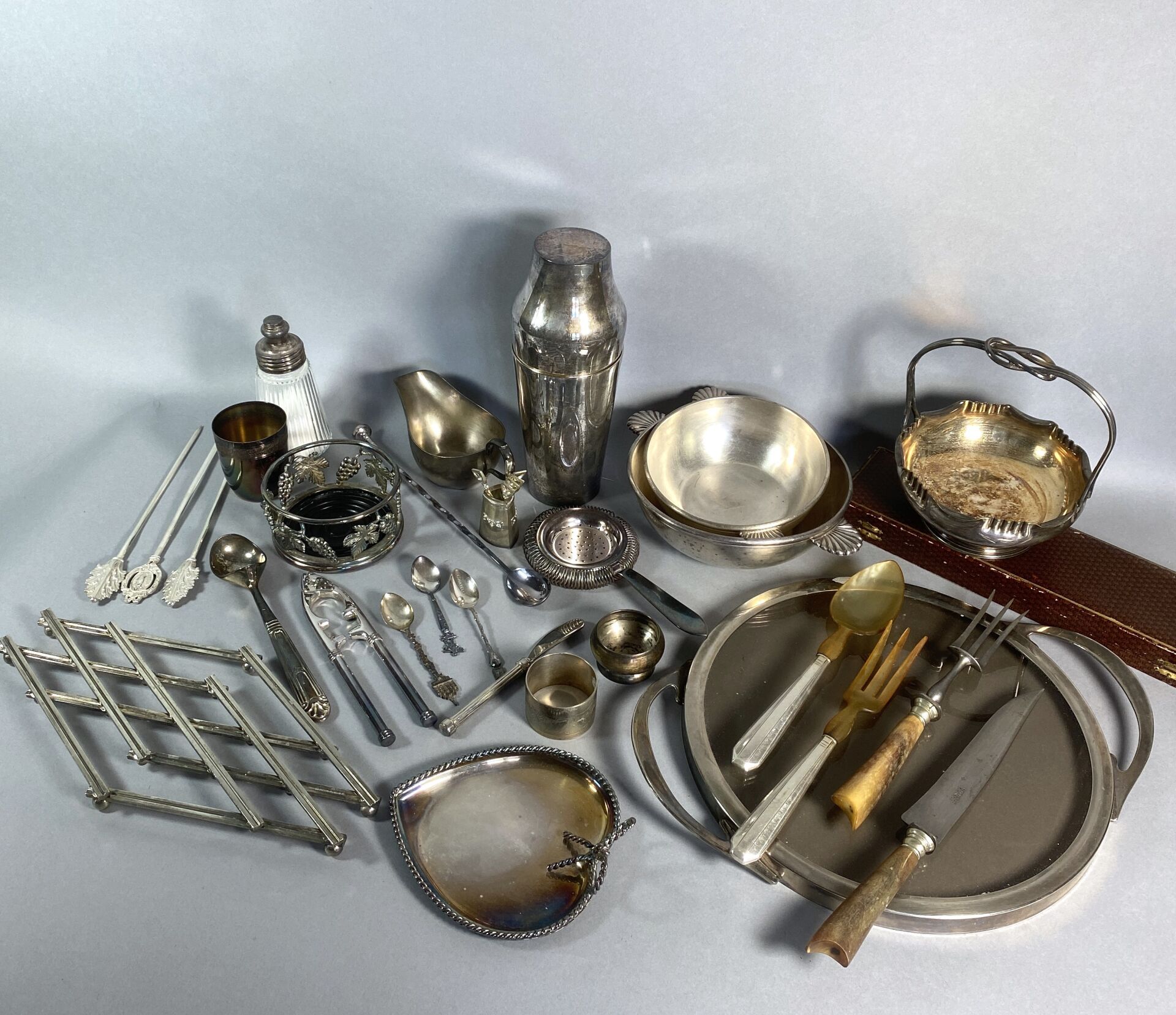 Null Silver-plated metal lot 
ATTENTION: Collection of this lot by appointment o&hellip;