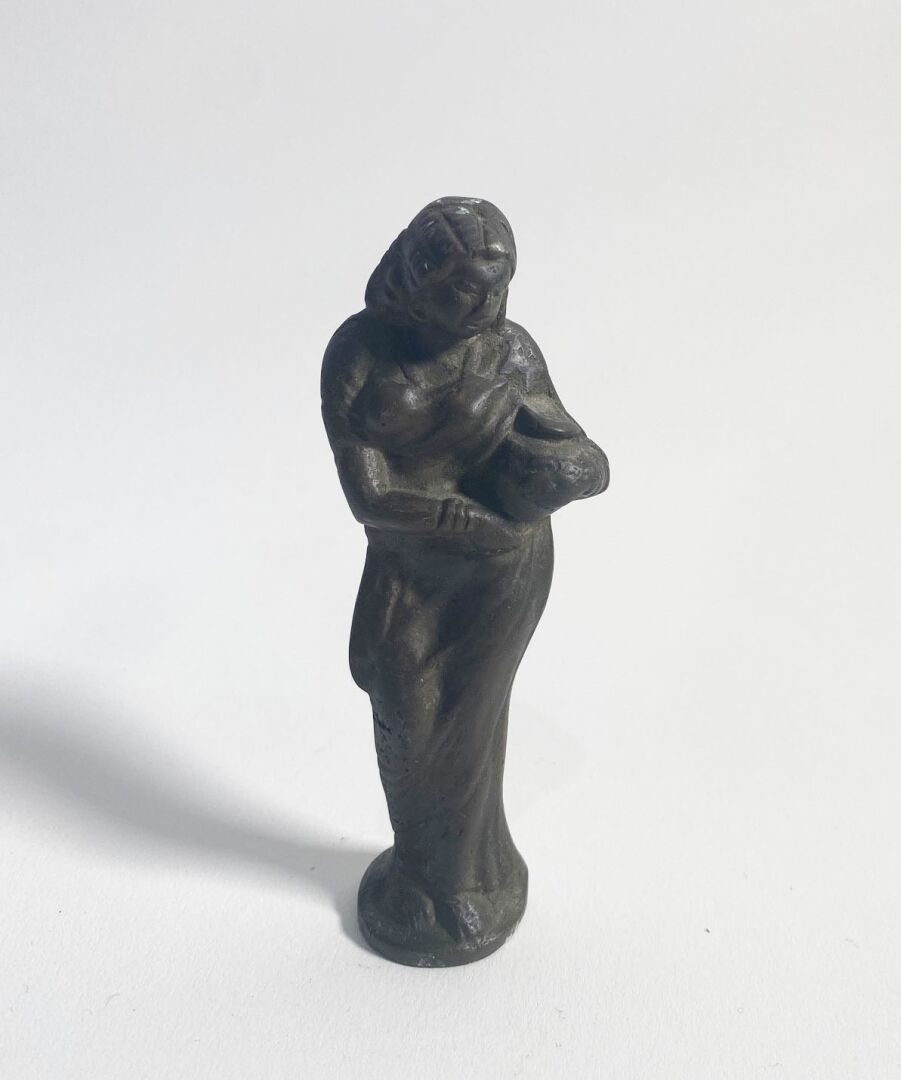 Null 东方画派
拿壶的女人
铜像

H.11 厘米 注意：拍品将于 4 月 30 日从我们在圣旺的家具仓库提取