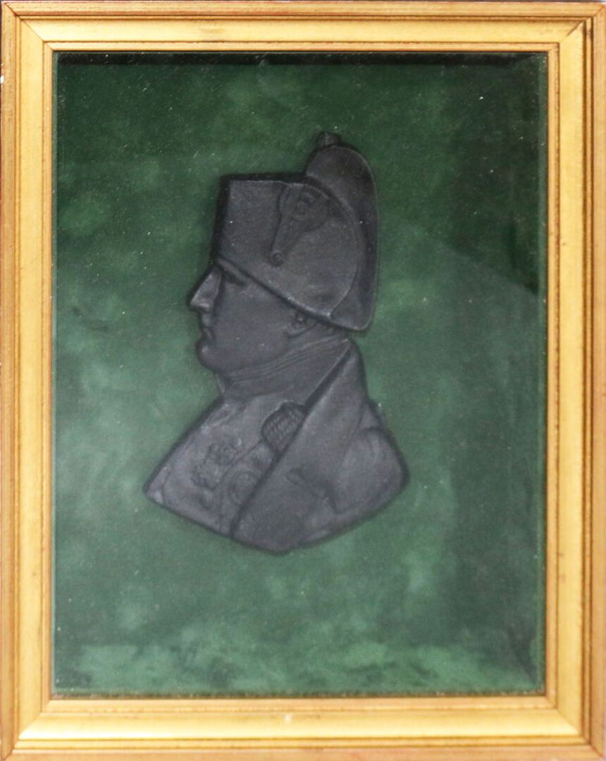 Null Portrait en bas-relief de Napoléon de profil. Dans un cadre en bois doré et&hellip;
