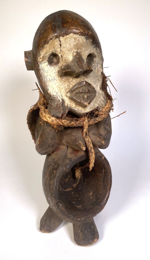 Null Estatua fetiche de madera tallada
Nigeria, Mambila

Altura: 36 cm 
ATENCIÓN&hellip;