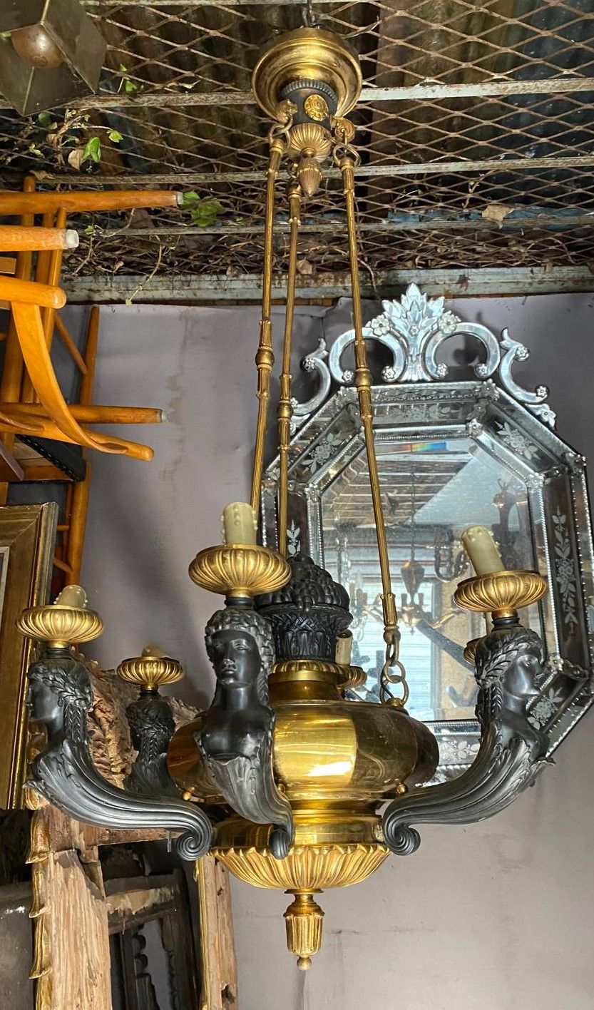 Null 六灯乌金吊灯，灯臂由黑色青铜仿古雕像组成。

帝国风格

高度：109 厘米，直径：60 厘米 
注意：此拍品只能通过预约于 2024 年 5 月 3&hellip;