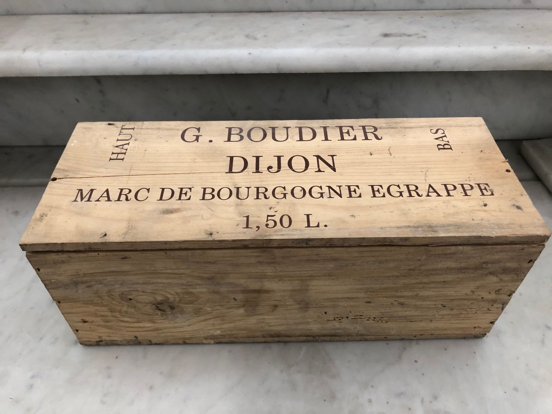 Null Bouteille d'1,5 litres. MARC DE BOURGOGNE Egrappé. G. BOUDIER. Coffret bois&hellip;
