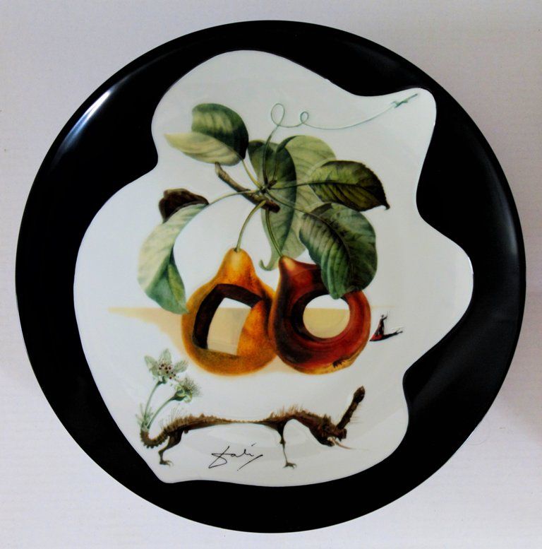 Salvador DALI 萨尔瓦多-达利（1904-1989）（后）。

有孔的果实和犀牛

手工制作的大瓷盘，黑色边框的图案上有签名

限量1000份编号版&hellip;