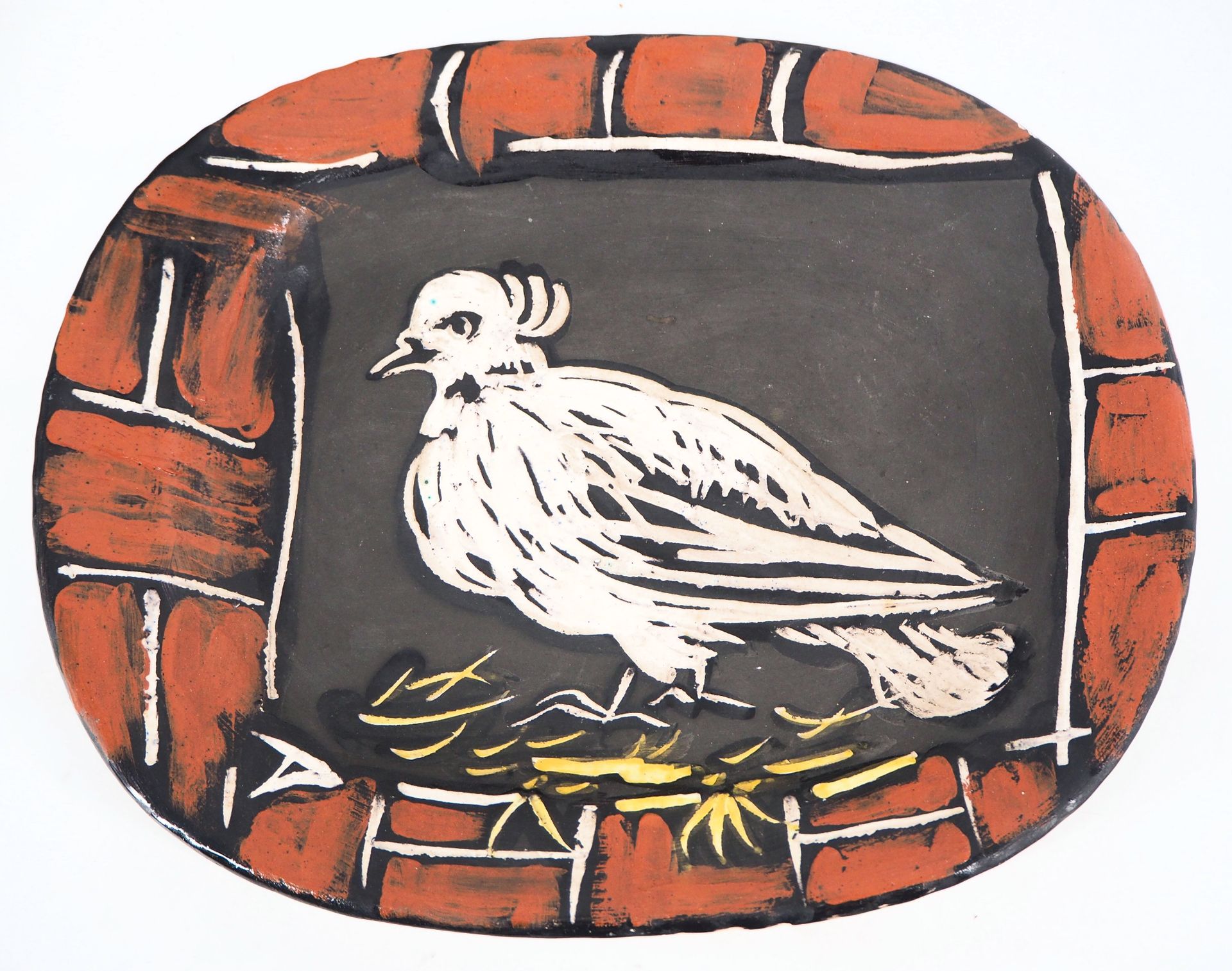 Pablo PICASSO Pablo PICASSO

鸽子》，1948年

白陶器大盘子，雕花装饰，部分上釉，刀刻

在马杜拉作坊（瓦劳里）制造

背面印有&hellip;
