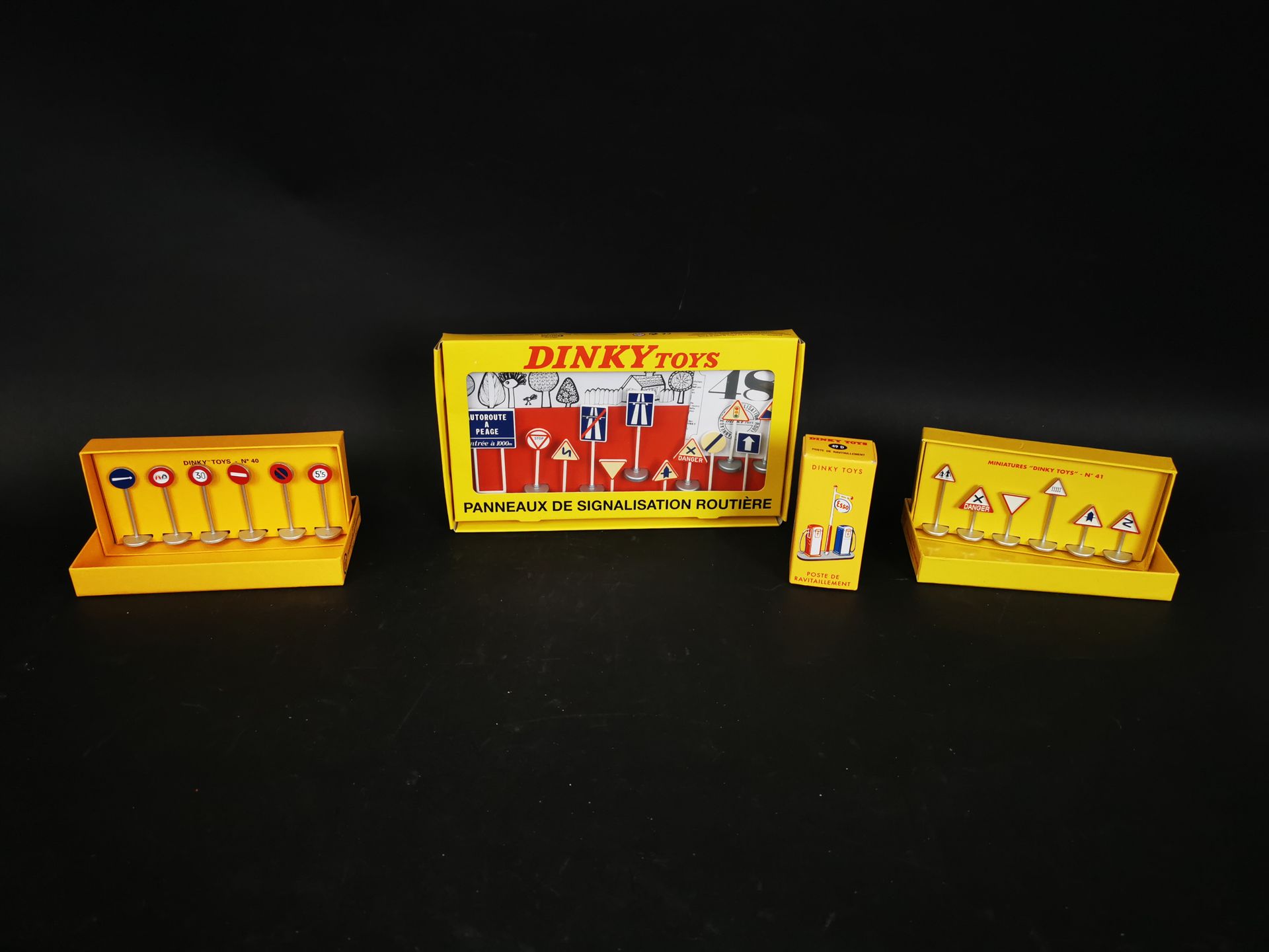 Null DINKI TOYS 2 box of traffic signs and refuelling station made in china 2008&hellip;
