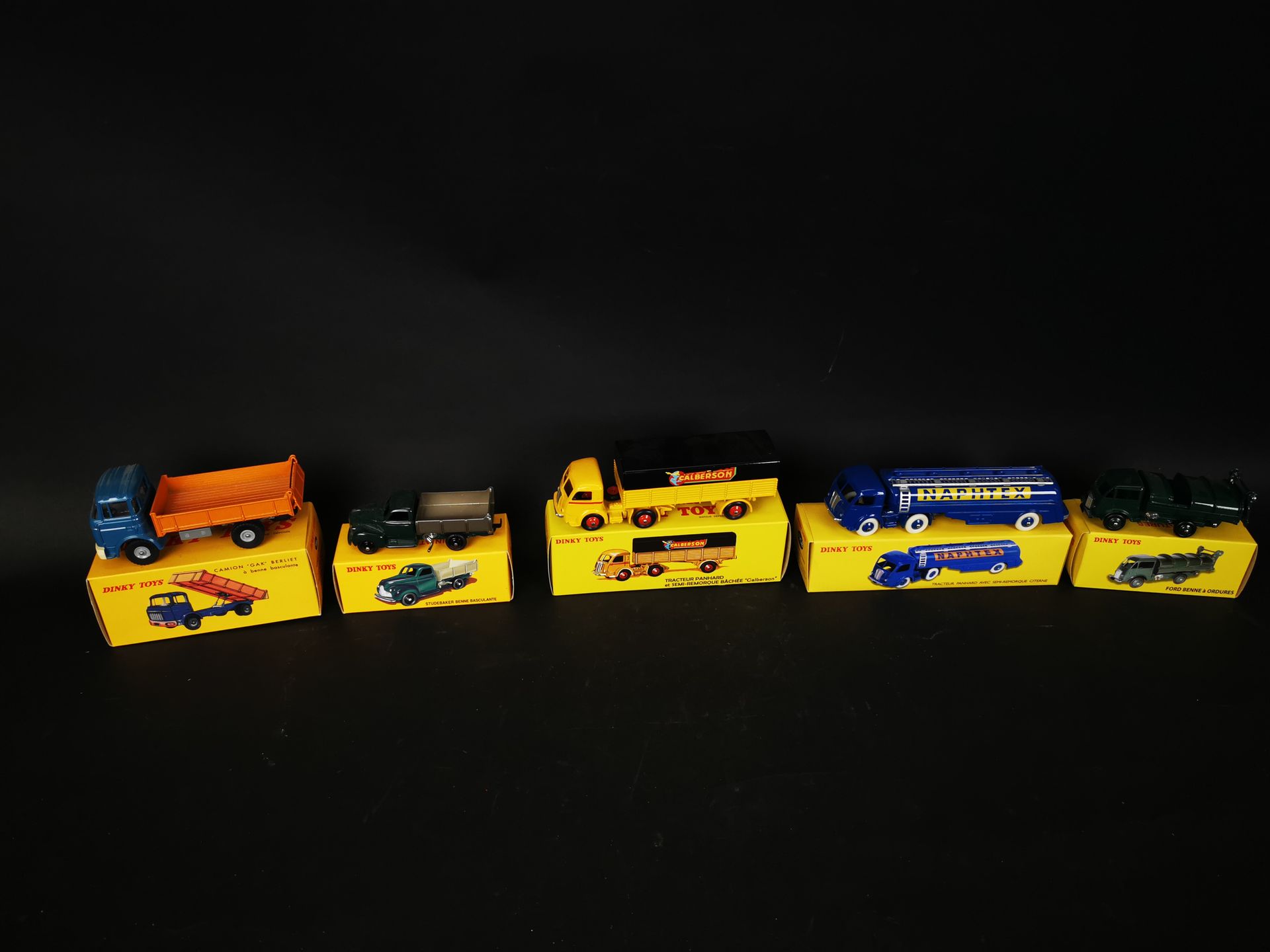Null DINKI TOYS lot of 5 trucks (FORD dump truck, PANHARD tractor with semi-trai&hellip;