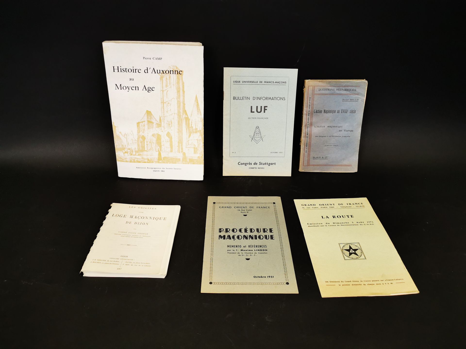 Null Lot de six volumes ou fascicules sur le thème maçonnique : - Histoire d Aux&hellip;