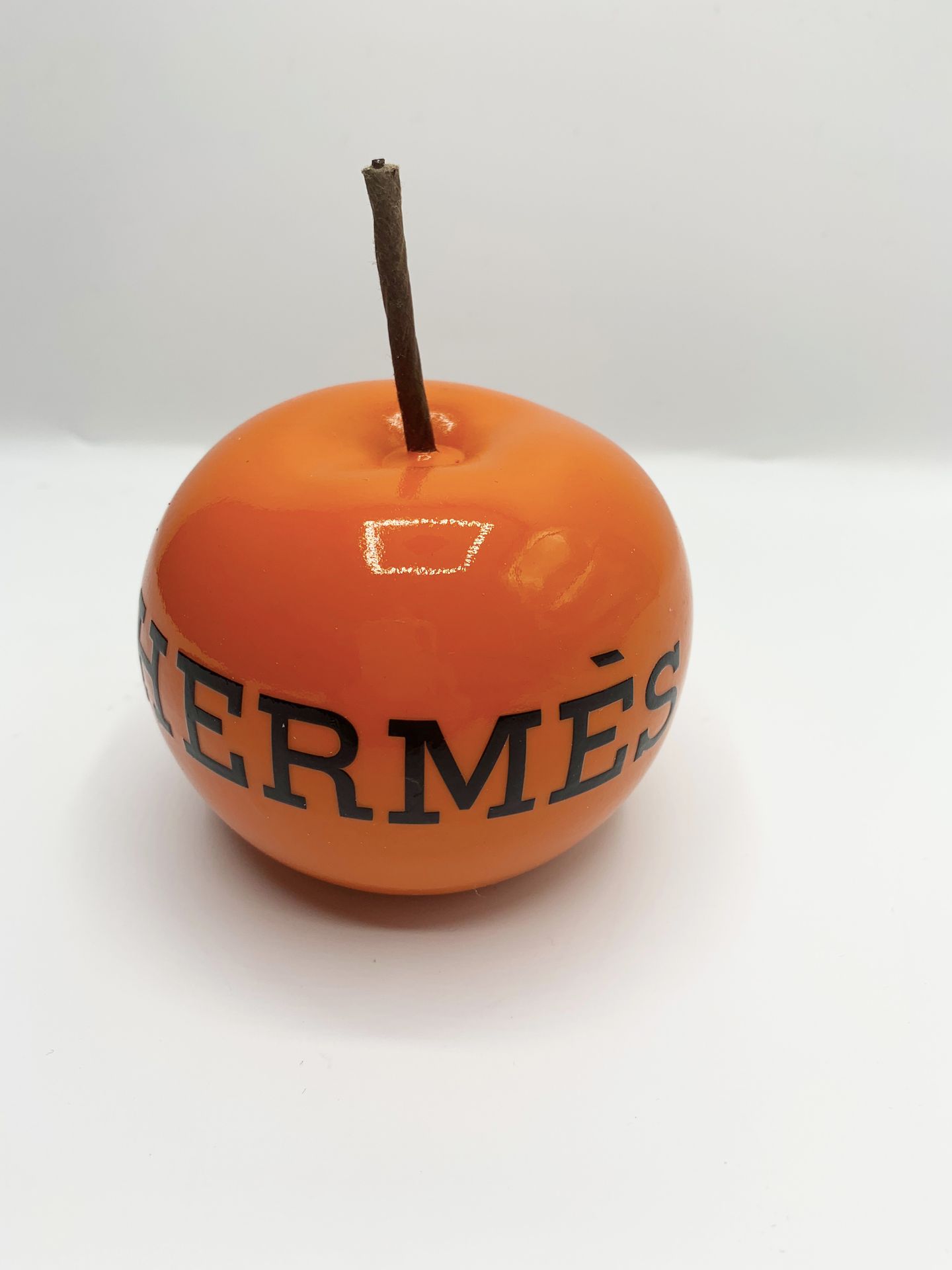 Benji Benji

Apple Hermes, 2021

Painted resin

Dimension 11 x 8,5 x 8,5

Editio&hellip;