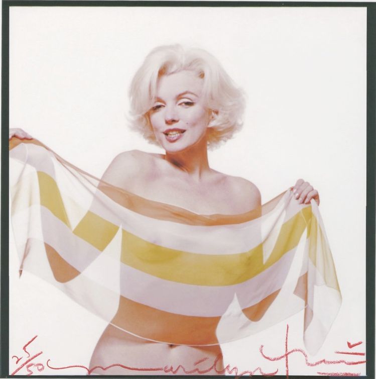 Bert STERN Bert STERN

Marilyn con el pañuelo inclinado, 2012 

imprimir en pape&hellip;