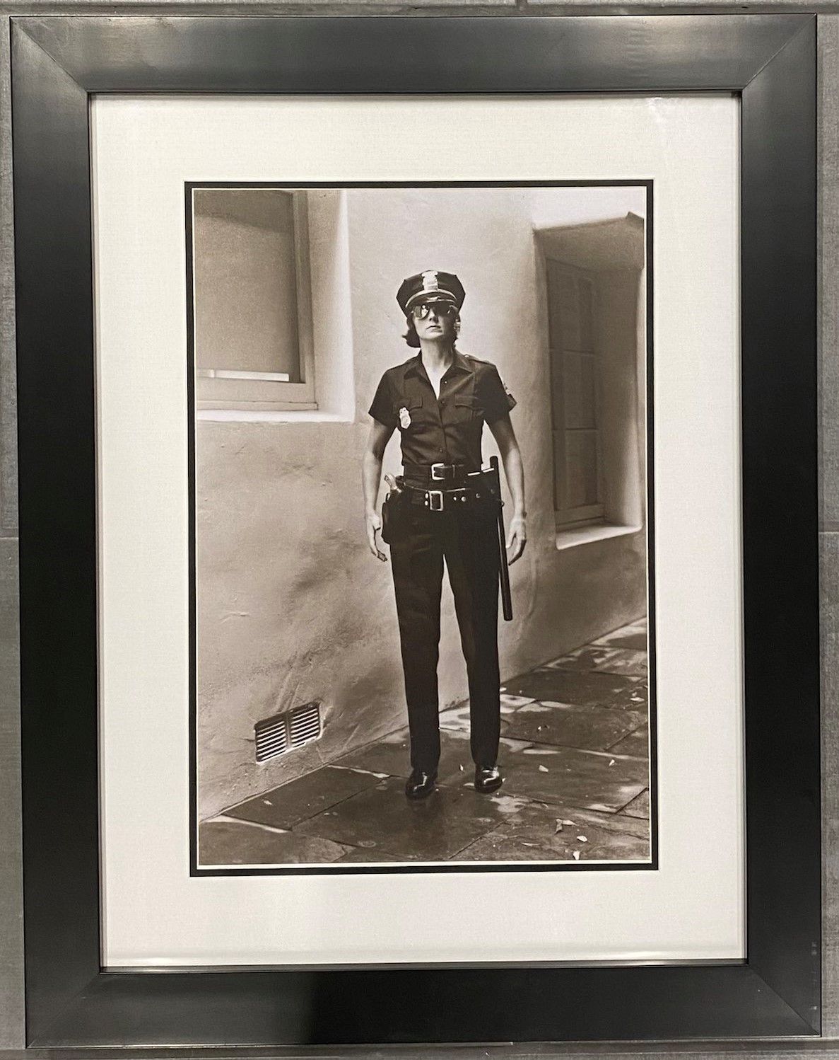 Helmut Newton Helmut Newton (d'après) 

 Evi as Cop (Dressed)

 

 Impression ph&hellip;